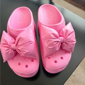 Woman’s CROCS New without tags light pink with bow size 7